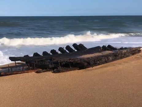 В США на пляж вынесло обломки судна XVIII века