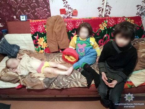В Мариуполе женщина оставила троих детей на три дня закрытыми в квартире – полиция