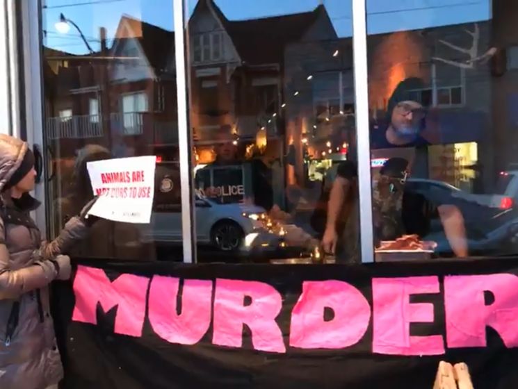 Владелец ресторана в Торонто начал разделывать оленью ногу перед веганами, протестовавшими возле его заведения