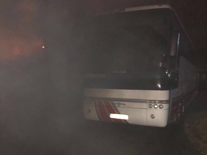 Во Львове неизвестные подожгли автобус с польскими номерами и обклеили его красно-черными листовками