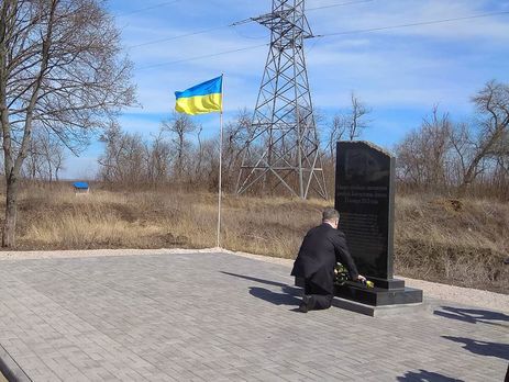 Порошенко відвідав околиці Маріуполя та поклав квіти до пам'ятного знака загиблим під Волновахою. Фоторепортаж