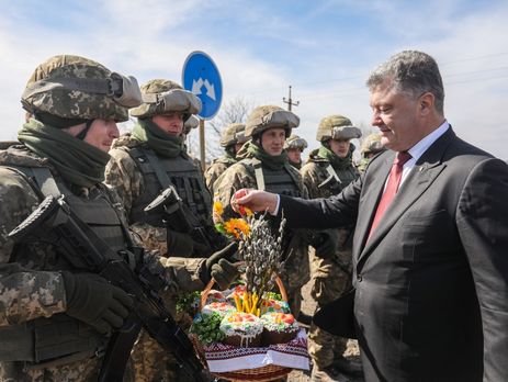 Порошенко – військовим: Потрібно тримати порох сухим