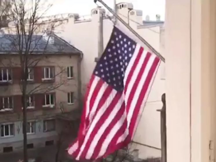 В Санкт-Петербурге с американского Генконсульства спустили флаг США. Видео