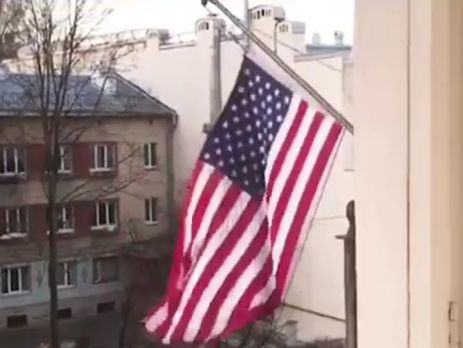 В Санкт-Петербурге с американского Генконсульства спустили флаг США. Видео