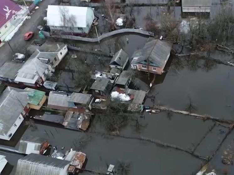 В Чернигове из-за резкого потепления подтопило десятки домов. Видео