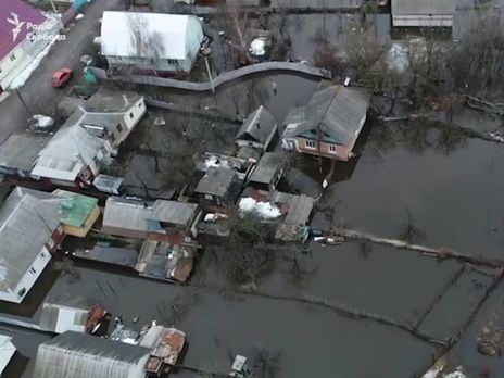 Вода затопила вулиці та двори