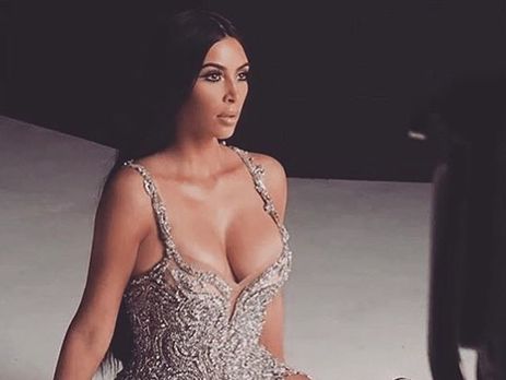 Кардашян показала архивное фото матери и отчима, снятое в ванной