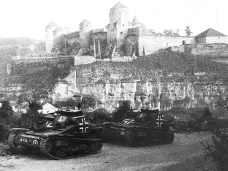 Киевлянка Хорошунова в дневнике 1944 года: Коридор заставлен носилками с тяжело ранеными. Черепные, кишечные, легочные ранения. Одно тяжелее другого