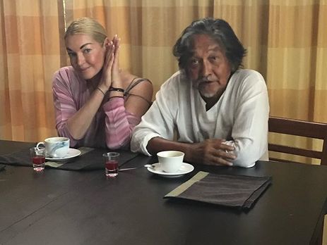 Волочкова в бикини развела ноги перед казахским поэтом