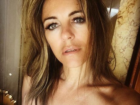 52-летняя Херли сделала бикини-селфи