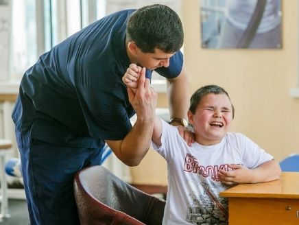 Гуманітарний штаб Ріната Ахметова продовжує реабілітацію поранених дітей