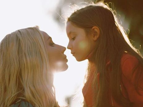 Беременная Loboda вышла на прогулку с дочерью