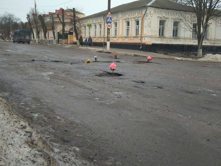 В Глухове на разбитых дорогах "высадили" цветы, чтобы напомнить мэру Терещенко о ремонте