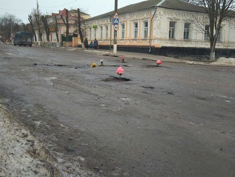 "Жену можно привезти из Киева сюда и радовать прекрасными клумбами, которые появились на дорогах", написал активист