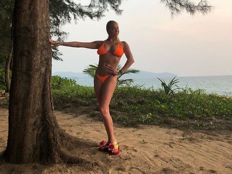 Волочкова показала поперечный шпагат на скамейке