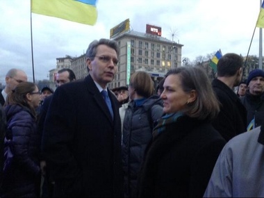 Заместитель госсекретаря США раздавала еду активистам и силовикам на Евромайдане