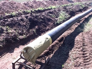 Неизвестные повредили экскаватором магистральный водопровод на Донбассе