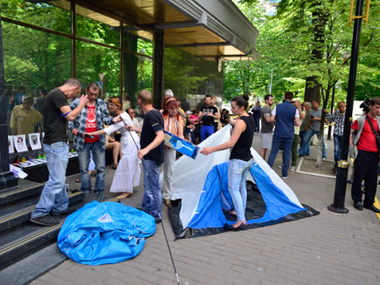 Под Генпрокуратурой митингующие установили две палатки