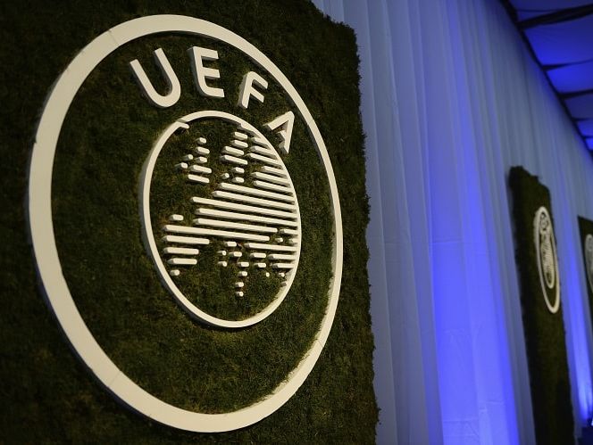 В УЕФА открыли дело из-за использования символики террористической "ДНР" на стадионе футбольного клуба "Рома"