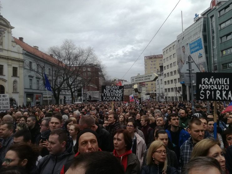 В Словакии около 50 тыс. человек вышли на митинг с требованием отставки главы полиции