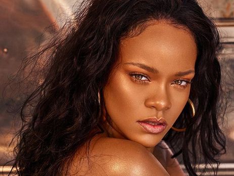 Рианна показала обнаженные ноги в кожаном мини-платье