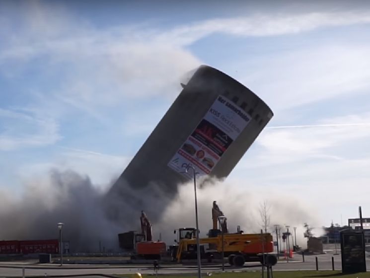 "Містичний інцидент". У Данії вежа під час знесення впала в інший бік. Відео