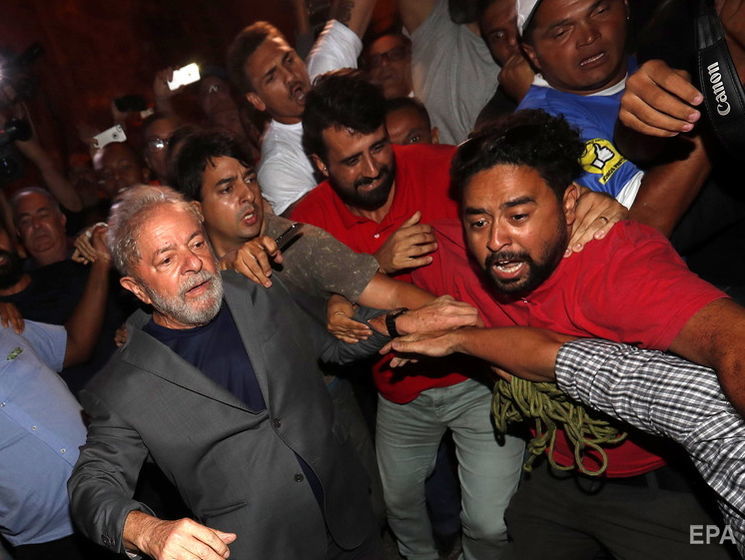 Бывший президент Бразилии да Силва сдался полиции