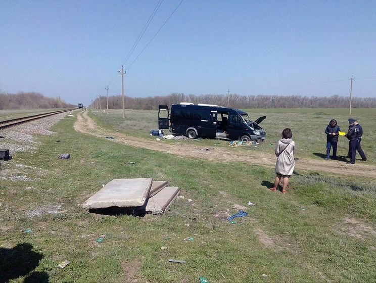 У Криму внаслідок зіткнення електрички та мікроавтобуса загинуло п'ятеро осіб