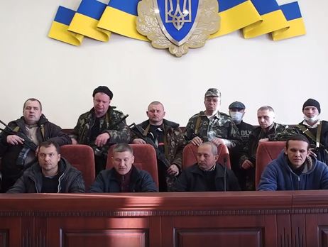 Адвокат Ефремова показал видео, на котором за взятие здания СБУ в Луганске в 2014 году боевики благодарят начальника областной милиции Гуславского