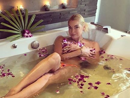 Волочкова засветила грудь на снимке с женихом