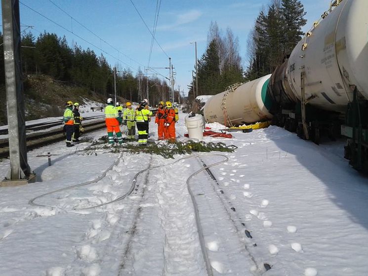 В Финляндии попал в аварию российский поезд, перевернулись цистерны с токсическим веществом