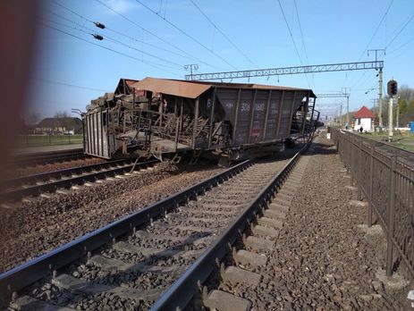 У Львівській області зійшов із рейок товарний поїзд. Фоторепортаж 