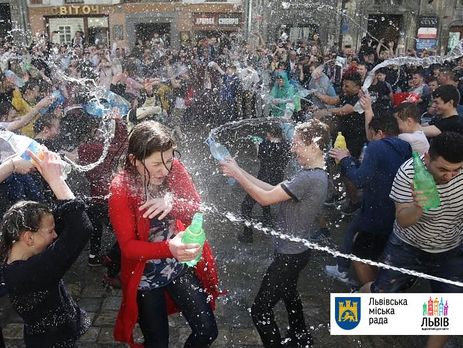 У Львові відсвяткували Поливаний понеділок. Відео