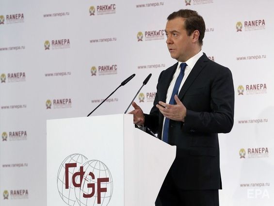 Медведев поручил правительству помочь попавшим под санкции США компаниям