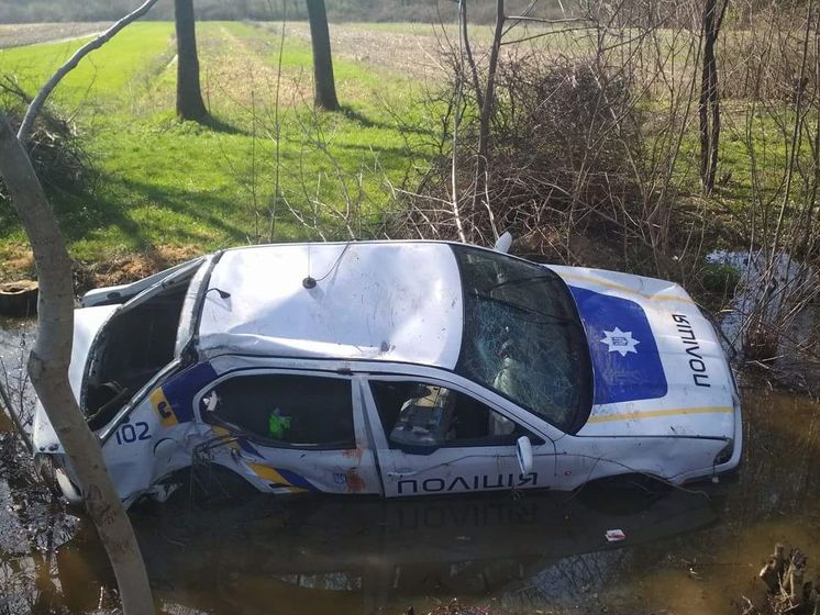 На Закарпатті автомобіль поліції вилетів у кювет, постраждала одна людина 