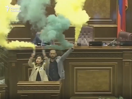 В парламенте Армении зажгли дымовые шашки в знак протеста против планов экс-президента Саргсяна выдвигаться на пост премьера. Видео