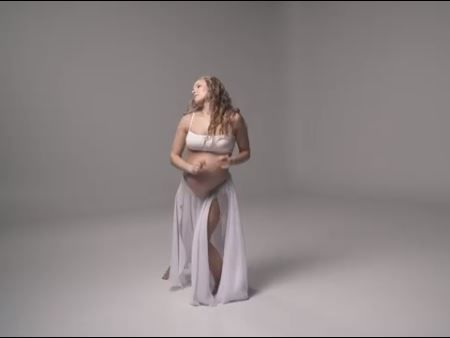 Беременная Шоптенко станцевала с обнаженным животом