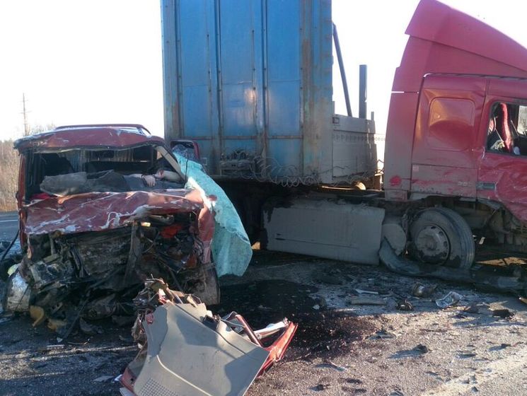 В Вологодской области столкнулись грузовик и микроавтобус: погибли семь человек