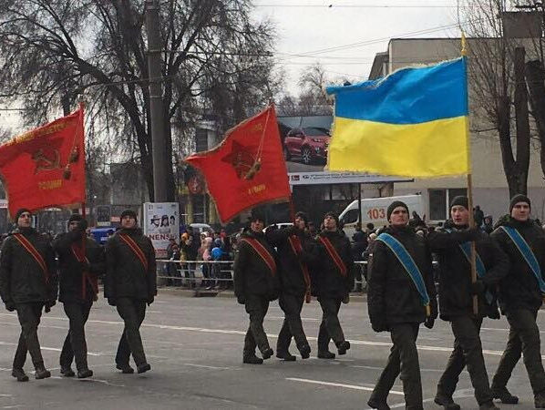 Начальника воинской части в Кривом Роге понизили в должности после марша с использованием красных флагов