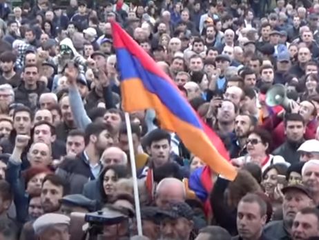 У Єревані сотня протестувальників проти прем'єрства Сержа Саргсяна увірвалася в будівлю Громадського радіо Вірменії