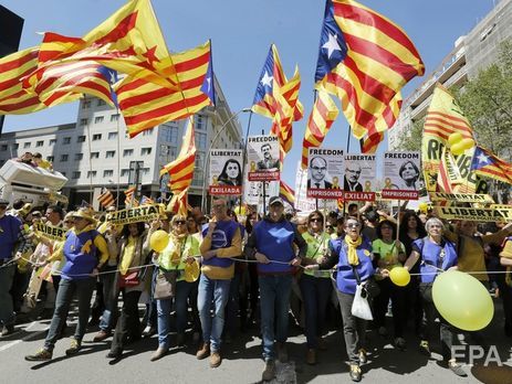 У Барселоні понад 300 тис. осіб вимагало звільнити колишніх каталонських лідерів. Фоторепортаж