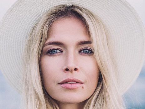 Брежнева упала во время пения под фонограмму. Видео