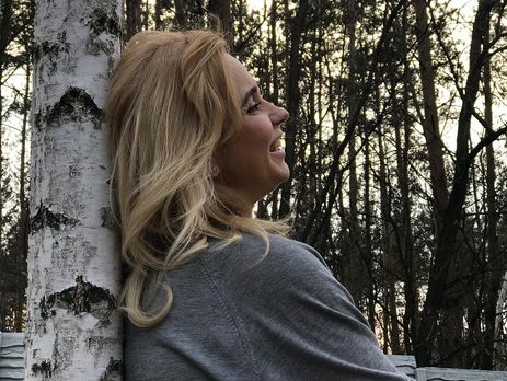 Ребрик на позднем сроке беременности показала объятия с мужем