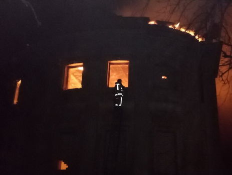 В Харьковской области горит здание бывшей усадьбы Шидловских