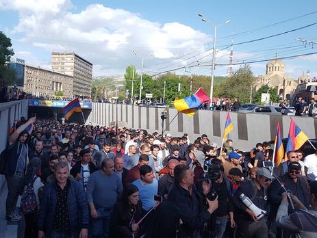 В Ереване произошли стычки демонстрантов с полицией, ранен один из лидеров оппозиции