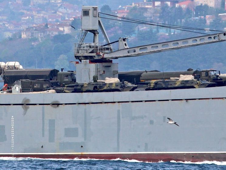 Россия отправила в Сирию десантный корабль с военной техникой на борту