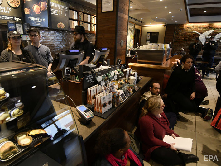 В США Starbucks закроет на сутки 8 тыс. кофеен для инструктажа о недопустимости расовых предрассудков