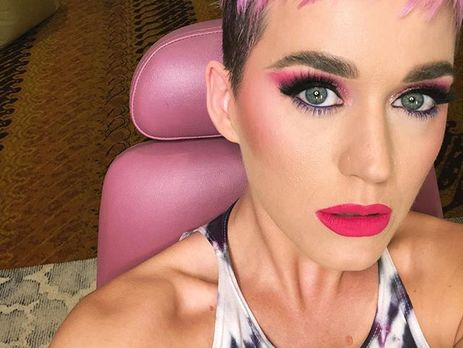 У Кеті Перрі в ефірі шоу луснули штани. Відео