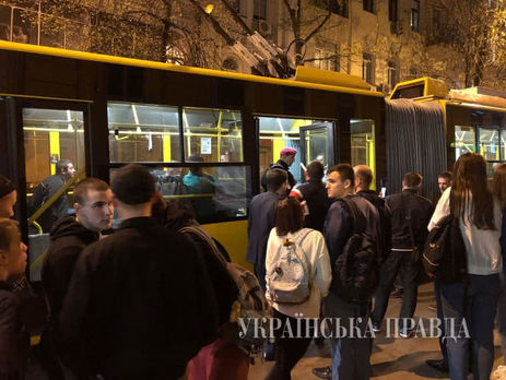 В Киеве в троллейбусе произошла драка, один человек получил ножевое ранение