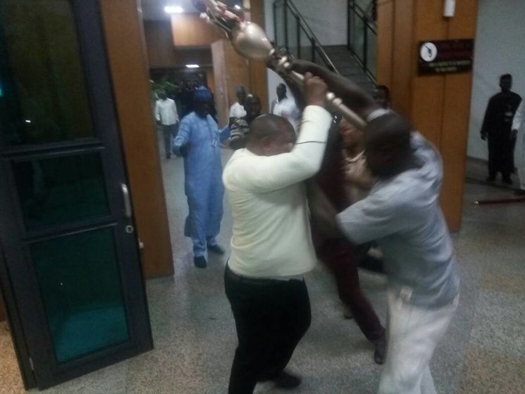 В Нигерии несколько человек ворвались в здание парламента и украли булаву. Видео